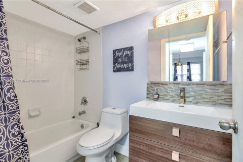 Condo in Miami Beach, Florida, 2 bedrooms  № 1693312 - photo 14