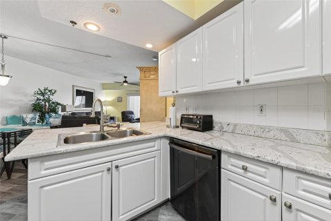 Condo in New Smyrna Beach, Florida, 2 bedrooms  № 1907569 - photo 17