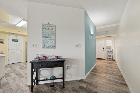 Condo in New Smyrna Beach, Florida, 2 bedrooms  № 1907569 - photo 11