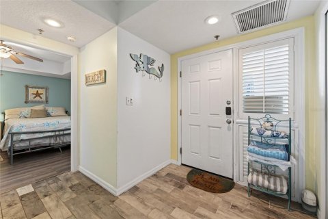 Condo in New Smyrna Beach, Florida, 2 bedrooms  № 1907569 - photo 12