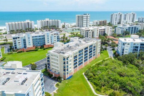 Condo in New Smyrna Beach, Florida, 2 bedrooms  № 1907569 - photo 1