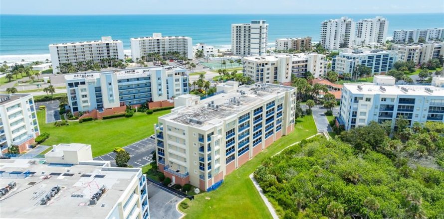 Condo in New Smyrna Beach, Florida, 2 bedrooms № 1907569