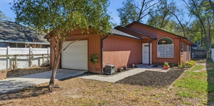 House in Sorrento, Florida 2 bedrooms, 103.03 sq.m. № 2111993