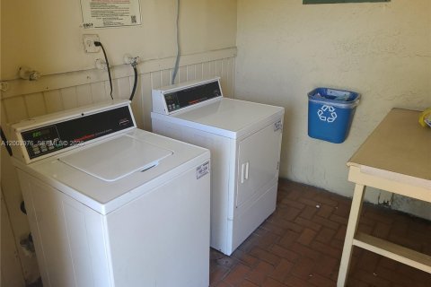 Condo in Miami, Florida, 1 bedroom  № 2068494 - photo 8