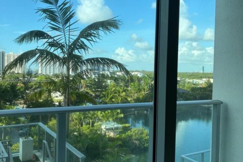 Condo in Sunny Isles Beach, Florida, 3 bedrooms № 1988340 - photo 2