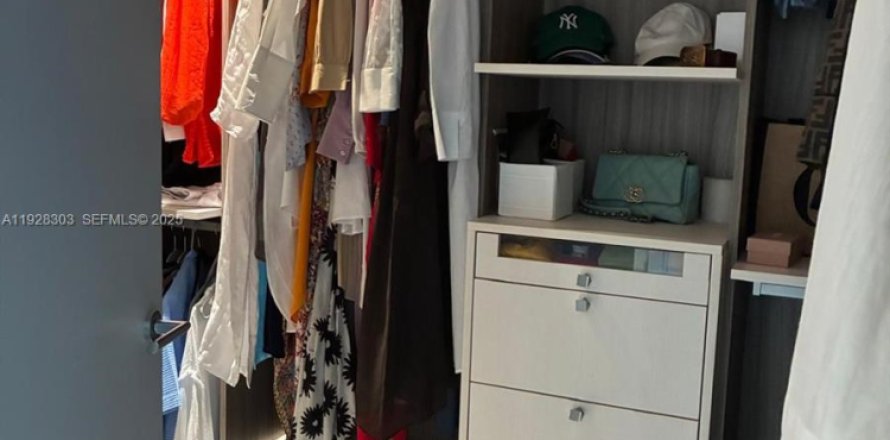 Condo in Sunny Isles Beach, Florida, 3 bedrooms № 1988340