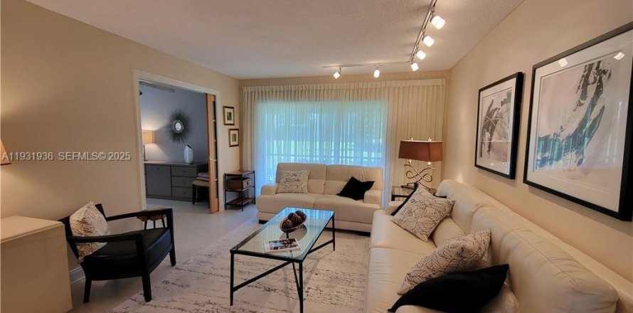 Кондоминиум с 2 спальнями в Лодерхилл, Флорида № 1990964