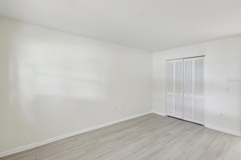 Condo in Saint Petersburg, Florida, 2 bedrooms  № 1810926 - photo 11