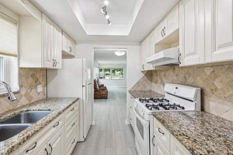Condo in Saint Petersburg, Florida, 2 bedrooms  № 1810926 - photo 2