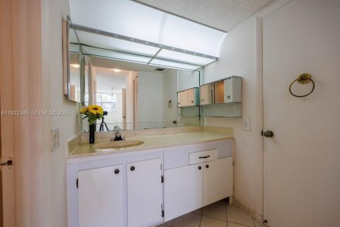 Condominio en venta en Tamarac, Florida, 1 dormitorio, 65.03 m2 № 1976453 - foto 11