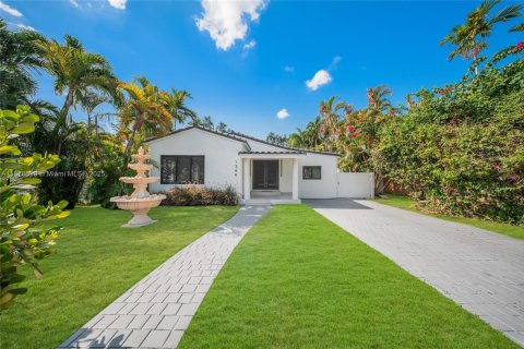 House in Miami, Florida 4 bedrooms, 265.42 sq.m. № 1920702 - photo 1