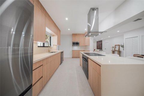 House in Miami, Florida 4 bedrooms, 265.42 sq.m. № 1920702 - photo 18