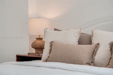 House in Miami, Florida 4 bedrooms, 265.42 sq.m. № 1920702 - photo 21