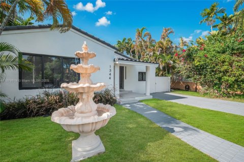 House in Miami, Florida 4 bedrooms, 265.42 sq.m. № 1920702 - photo 2