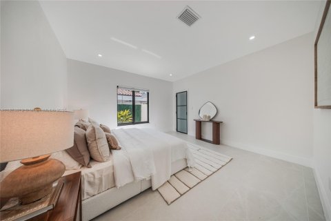 House in Miami, Florida 4 bedrooms, 265.42 sq.m. № 1920702 - photo 22