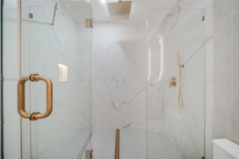 House in Miami, Florida 4 bedrooms, 265.42 sq.m. № 1920702 - photo 26