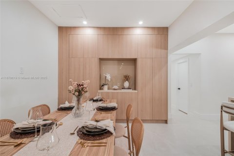 House in Miami, Florida 4 bedrooms, 265.42 sq.m. № 1920702 - photo 12