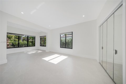 House in Miami, Florida 4 bedrooms, 265.42 sq.m. № 1920702 - photo 29
