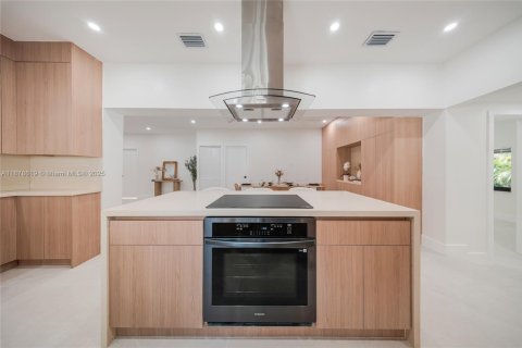 House in Miami, Florida 4 bedrooms, 265.42 sq.m. № 1920702 - photo 19