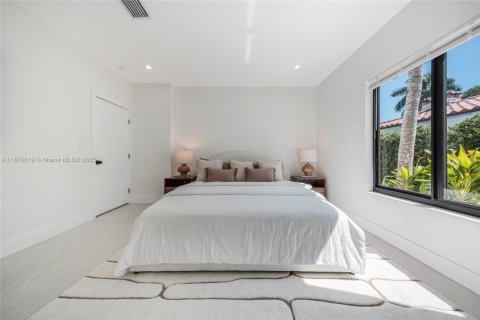 House in Miami, Florida 4 bedrooms, 265.42 sq.m. № 1920702 - photo 23