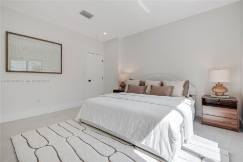 House in Miami, Florida 4 bedrooms, 265.42 sq.m. № 1920702 - photo 20