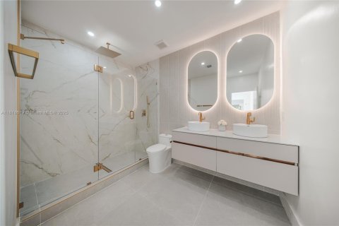 House in Miami, Florida 4 bedrooms, 265.42 sq.m. № 1920702 - photo 24