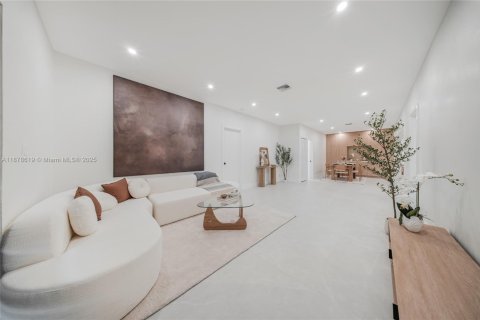 House in Miami, Florida 4 bedrooms, 265.42 sq.m. № 1920702 - photo 4