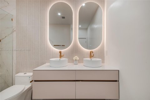 House in Miami, Florida 4 bedrooms, 265.42 sq.m. № 1920702 - photo 25