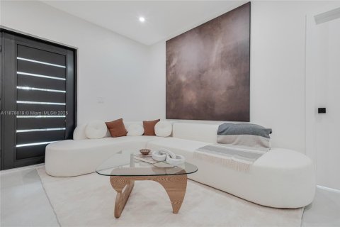 House in Miami, Florida 4 bedrooms, 265.42 sq.m. № 1920702 - photo 7