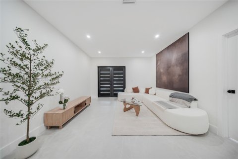 House in Miami, Florida 4 bedrooms, 265.42 sq.m. № 1920702 - photo 5