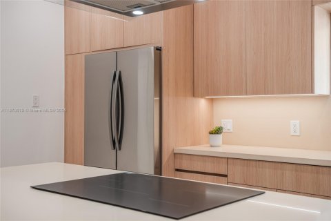 House in Miami, Florida 4 bedrooms, 265.42 sq.m. № 1920702 - photo 17