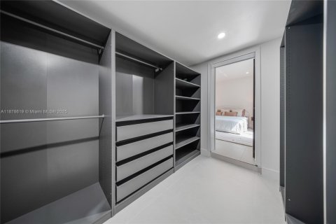 House in Miami, Florida 4 bedrooms, 265.42 sq.m. № 1920702 - photo 28