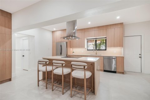 House in Miami, Florida 4 bedrooms, 265.42 sq.m. № 1920702 - photo 14