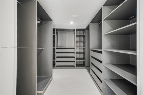 House in Miami, Florida 4 bedrooms, 265.42 sq.m. № 1920702 - photo 27