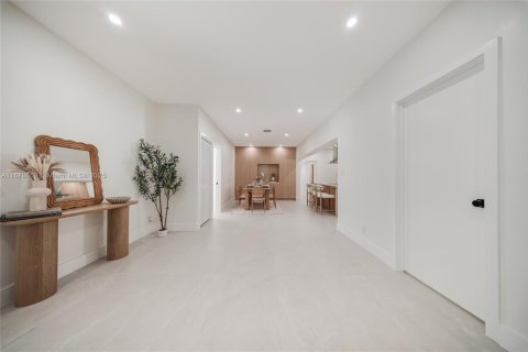 House in Miami, Florida 4 bedrooms, 265.42 sq.m. № 1920702 - photo 8