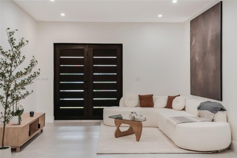 House in Miami, Florida 4 bedrooms, 265.42 sq.m. № 1920702 - photo 6