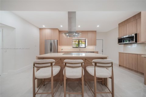 House in Miami, Florida 4 bedrooms, 265.42 sq.m. № 1920702 - photo 15