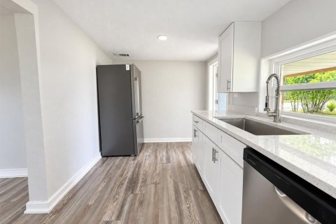 House in Auburndale, Florida 2 bedrooms, 69.86 sq.m. № 2393995 - photo 11