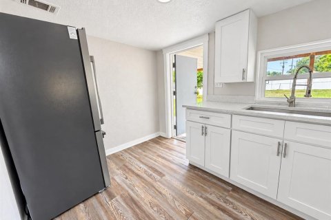 House in Auburndale, Florida 2 bedrooms, 69.86 sq.m. № 2393995 - photo 13