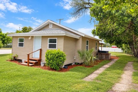House in Auburndale, Florida 2 bedrooms, 69.86 sq.m. № 2393995 - photo 2