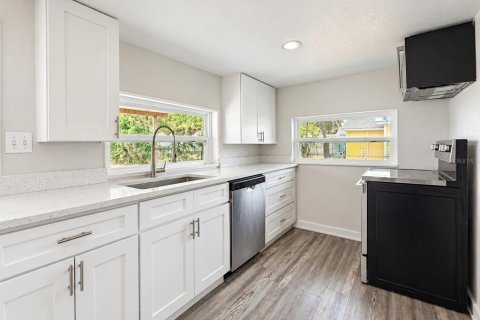 House in Auburndale, Florida 2 bedrooms, 69.86 sq.m. № 2393995 - photo 12