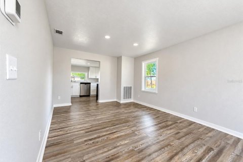 House in Auburndale, Florida 2 bedrooms, 69.86 sq.m. № 2393995 - photo 8