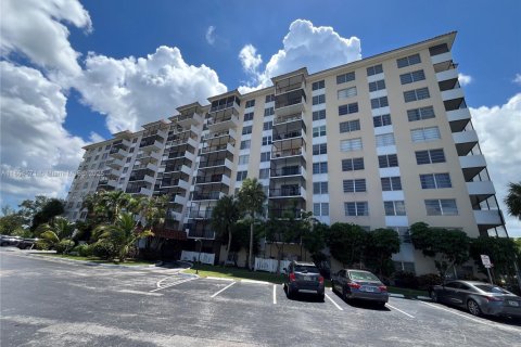 Condo in Lauderhill, Florida, 2 bedrooms  № 1893183 - photo 9
