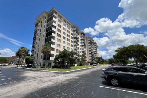 Condo in Lauderhill, Florida, 2 bedrooms  № 1893183 - photo 10