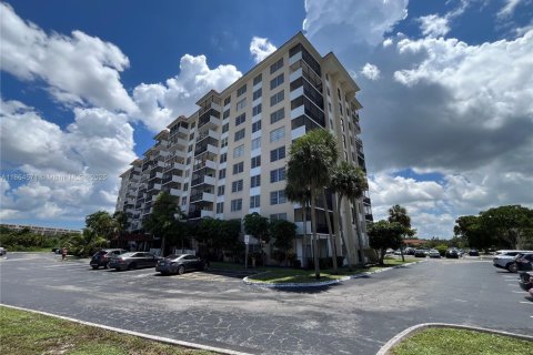 Condo in Lauderhill, Florida, 2 bedrooms  № 1893183 - photo 1