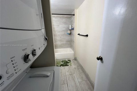 Condo in Lauderhill, Florida, 2 bedrooms  № 1893183 - photo 24