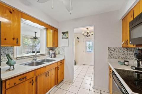 House in Tampa, Florida 3 bedrooms, 167.6 sq.m. № 2197759 - photo 20