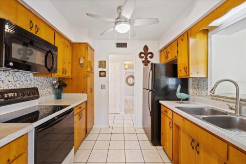 House in Tampa, Florida 3 bedrooms, 167.6 sq.m. № 2197759 - photo 18