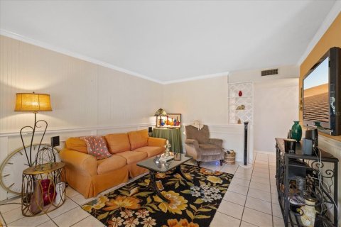 House in Tampa, Florida 3 bedrooms, 167.6 sq.m. № 2197759 - photo 10