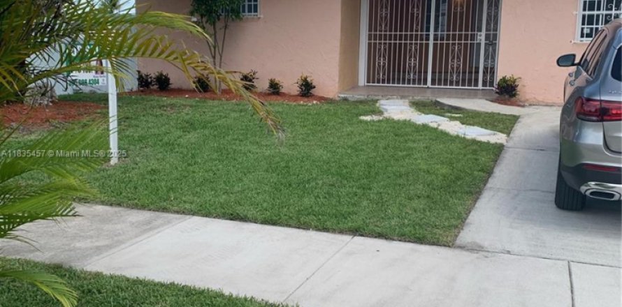 House in Cutler Bay, Florida 4 bedrooms, 202.53 sq.m. № 1937270